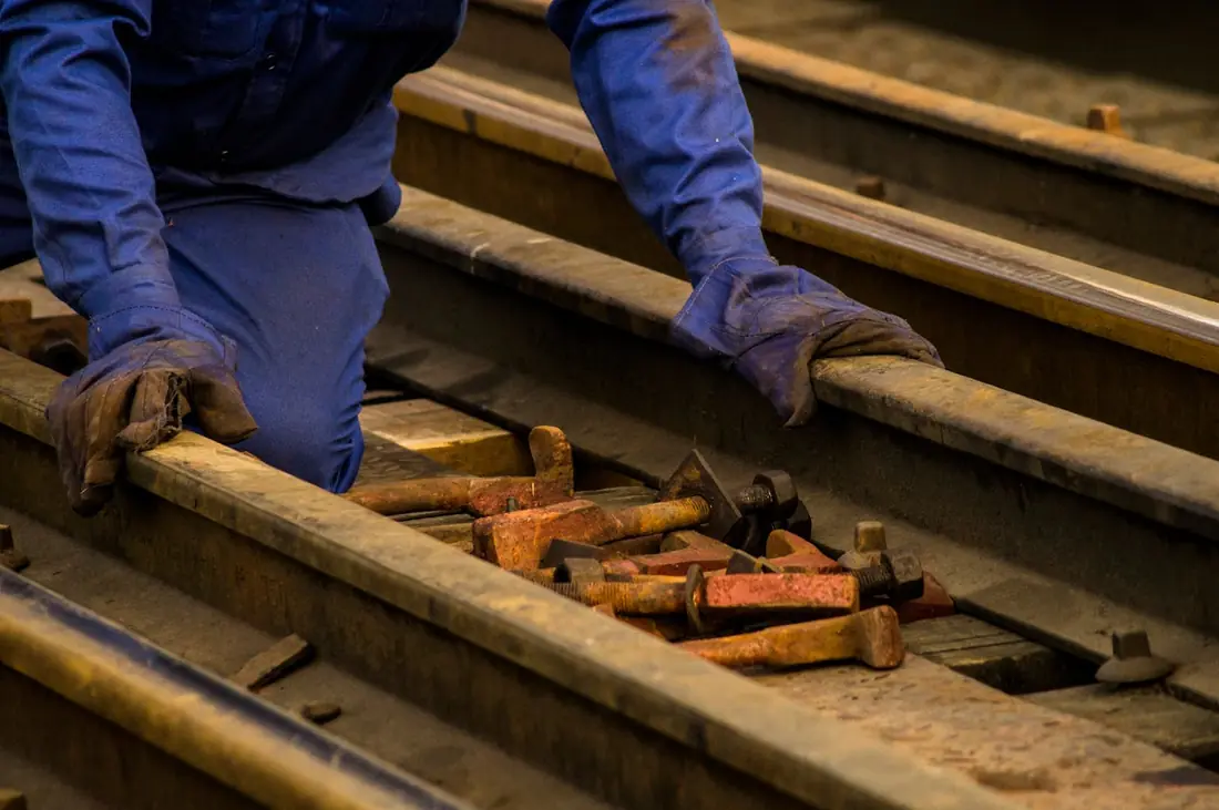 Mains gantées d'un ouvrier ferroviaire au travail, formation SECUFER Strasbourg